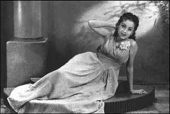 凝视的拓扑学：上官云珠雕塑中的时空褶皱